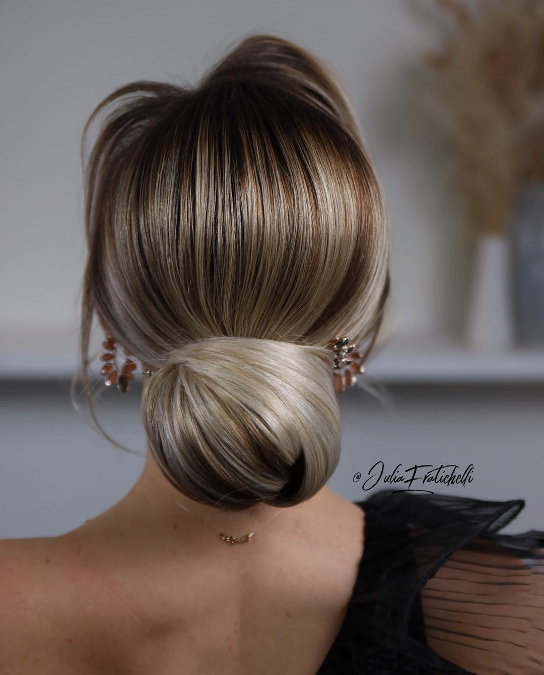 19 Simple Smooth Low Bun With Hairpin
